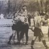 Ein packendes Bezirksliga-Derby zwischen dem SC Altenmünster und dem TSV Wertingen gab es vor 30 Jahren. Am Ende stand es 4:4. Im Bild links bejubeln die Gäste den letzten Treffer durch Thomas Krieger (Zweiter von links), der insgesamt drei Tore erzielt. Mit der Nummer 12 (ganz links) SCA-Spielertrainer Leo Bunk. Werbung für ein großes Handballspiel machten im Bild rechts der Vorsitzende des TSV Wertingen (Günther Pischel (links) und Abteilungsleiter Günter Lermer. Das Weltklasseteam von ZSKA Moskau kam in die Zusamstadt. 	
