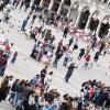 Touristen auf dem den Markusplatz in Venedig.
