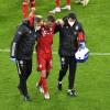 Beim Sieg der Bayern in Dortmund hat sich Joshua Kimmich verletzt und geht nach einer ersten Behandlung vom Spielfeld.