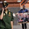 Ein Pro-Kreml-Aktivist hält ein Plakat mit einem Bild des russischen Präsidenten Putin und den Worten "Wir sind mit ihm und für die Souveränität Russlands" in der Nähe des Kremls.  