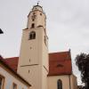 Der Turm der Monheimer Kirche erhält neue Fenster.