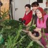 Die Damen des Katholischen Frauenbunds Inchenhofen binden bereits fleißig Adventskränze. 	