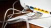 Ein LAN-Kabel steckt in einem WLAN-Router.