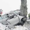 Gegen einen Baum geprallt: Der 67-jährige Fahrer dieses Autos starb in der Nähe von Biburg. 