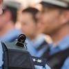 Polizisten demonstrieren den Einsatz eines Bodycam-Systems.