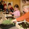 Im Haus im Moos lernten 21 Kinder, wie man Samen einpflanzt und Jungpflanzen umtopft.  	