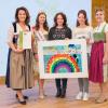 Eine Auszeichnung ging in den Landkreis Günzburg (von links): Landwirtschaftsministerin Michaela Kaniber, Apfelkönigin Leonie Blendel, Nicole Binder (Erzieherin im Kinderhaus St. Margareta Bibertal-Bühl), Marion Trautvetter (Elternbeiratsmitglied des Kinderhauses)  und Milchkönigin Veronika Gschoßmann.