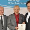 Landrat Peter von der Grün (r.) überreichte Dr. Bernhard Schmid die Ruhestandsurkunde. Links der stellvertretende Gesundheitsamtsleiter Dr. Johannes Donhauser. 	