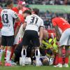 Vereint in der Sorge um Lucas Röser: Die Spieler der Spatzen in den weißen und die des Halleschen FC in den roten Trikots. Foto: Horst Hörger