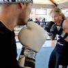Im Training vor dem WM-Kampf boxt die Augsburgerin Nikki Adler auch gegen männliche Gegner.