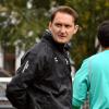 Der skeptische Blick zur Pause war nach Spielschluss verschwunden. Trainer Jasko Suvalic beendete mit dem FC Gundelfingen die Ergebniskrise durch den 2:0-Erfolg beim FC Ismaning. Foto: Walter Brugger