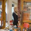 Die junge Meisterin Chiara Reichelt im Spiegel der Geschichte von drei Generationen einer Friseur-Familie. Im modernen Oettinger Salon wird die Einrichtung des Großvaters als Erinnerung hochgehalten.  	