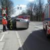Ein silberfarbenes Auto landete bei einem Unfall auf der Friedberger Straße auf der Fahrerseite. 