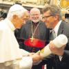 Eine Kerze für den Papst: Georg Schmid (rechts) überreichte Papst Benedikt XVI. gestern im Vatikan persönlich das Geschenk der CSU-Landtagsfraktion. Die Szene beobachtete Kardinal Reinhard Marx (Mitte).  