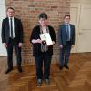 Brigitte Lehenberger aus Münster bekam für ihre Verdienste um die DKMS das Bundesverdienstkreuz am Bande. Bürgermeister Jürgen Raab (links) und Landrat Stefan Rößle begleiteten die 58-Jährige zur Verleihung.