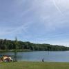 Eine Hitzewelle droht am Wochenende auch im Landkreis Dillingen. Abkühlung bieten Seen in der Region - wie der Auwaldsee in Lauingen.