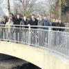 Bürger und Ehrengäste auf der neuen Megesheimer Gänsbachbrücke.  