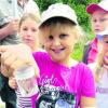 Einen richtig großen Schwärmer konnte Jolina mit ihren Klassenkameraden beim Walderlebnistag mit einer Becherlupe fangen. Foto: Rössler 