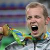 Fabian Hambüchen freut sich über seine Goldmedaille am Reck. Als Erinnerung an Rio will er das Turngerät nach Deutschland bringen lassen.