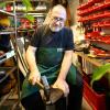 Hans Trips arbeitet zwischen Schuhregalen und Werkzeug in seiner Werkstatt in Illerberg. Etwa 3000 Paar Schuhe bearbeitet er dort im Jahr. 