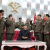 Nordkoreas Machthaber Kim Jong Un inmitten seiner führenden Kommandeure.