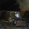  Beim Eintreffen der Feuerwehr schlugen meterhoch Flammen aus einem „Badehaus“ einer Bauwagensiedlung.