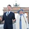 Kronprinz Frederik und Königin Margrethe II. 2021 vor dem Brandenburger Tor.