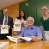 Am Donnerstag stellte Hermann Winkler im Aichacher Bürgermeisterzimmer sein Werk vor: (von links) Bürgermeister Klaus Habermann, Sieglinde Kast, die das Buch verkauft, und Sarah Schormair.