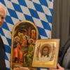 Kurt Eberhard (links) und Karl Eisenlauer zeigen einige Ikonen der Ausstellung im Gundelfinger Bleichestadel, die an diesem Wochenende stattfindet. 