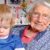 Barbara Ruisinger, hier mit ihrer Urenkelin Sarah, ist mit ihren 100 Jahren die älteste Bürgerin von Baar.