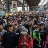 Hunderte Flüchtlinge, die zuvor mit dem Zug angereist waren, werden am Hauptbahnhof in München (Bayern) von der Bundespolizei zur Weiterverteilung in verschiedene Erstaufnahmeeinrichtungen begleitet.
