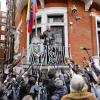 Dieses Bild stammt aus dem Mai 2017: Julian Assange spricht in London vom Balkon der ecuadorianischen Botschaft aus mit Journalisten.