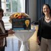Die "Jugend forscht"-Betreuerinnen Hildegard Berto und Christine Strobel freuen sich, dass das Maria-Ward-Gymnasium in Augsburg zur "Bayerischen Forscherschule des Jahres 2022" ausgezeichnet wurde.
