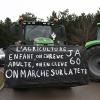 Landwirte vor einer Demonstration in der Nähe von Beauvais in Nordfrankreich. Auf dem Banner steht: Landwirtschaft, ein Kindheitstraum, der uns als Erwachsene umbringt. Die Welt ist aus den Fugen geraten.