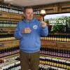 Raymond Seeliger bietet im Hinteranger in Landsberg sein selbst gebrautes Bier in sechs Sorten an. Kunden können es im Lokal verkosten oder auch mitnehmen. 