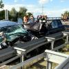 Schrecklicher Unfall auf der B2 nahe Meitingen: Die Frau, die das linke Autos steuerte, bog falsch auf die B2 ein, wurde so zur Geisterfahrerin und stieß mit einem anderen Pkw zusammen.