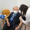 Premiere im Krumbacher Impfzentrum: Die 92-jährige Adelheid Wojcik aus Thannhausen erhielt am Mittwoch die Corona-Schutzimpfung. 