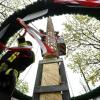 Mit einem Autokran wird am Samstag, 29. April 2023, der Maibaum in der Remboldstraße in Neusäß
aufgebaut.