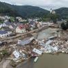 Meterhoch türmen sich im Sommer 2021 Wohnwagen, Gastanks, Bäume und Schrott an einer Brücke über der Ahr in Altenahr. Deutschland habe die Lektion aus der Naturkatastrophe nicht gelernt, sagt Gerda Hasselfeldt. 