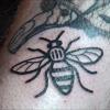 Aus Solidarität mit den Opfern des Terroranschlags von Manchester haben sich viele Briten jetzt Bienen-Tattoos stechen lassen. Die Biene gilt als Symbol für die Stadt Manchester. 