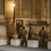 Das Militär patrouilliert in der Nähe des Louvre-Museums. Wegen der drastisch steigenden Corona-Zahlen gilt in Paris und anderen französischen Städten eine nächtliche Ausgangssperre.