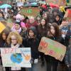 Rund 350 Schüler sind trotz des nasskalten Wetters vor die Stadthalle gezogen, um gegen die Klimapolitik zu demonstrieren. Die ist aus ihrer Sicht viel zu zögerlich. Wissenschaftler weltweit geben der Bewegung recht: Die CO2-Emissionen müssen schnell und drastisch reduziert werden. 