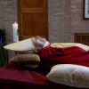 Der gestorbene Papst Benedikt wird in einer Kapelle aufgebahrt.