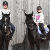 Das Glück dieser Erde liegt auf dem Rücken der Pferde. Für Samira Meir (links) und Sina Wilfer ist das Leben im wahrsten Sinne des Wortes ein Ponyhof. Beide sind begeisterte Reiterinnen, die in Thierhaupten ihre Ausbildung begonnen haben.