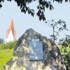 Wo heute vor zehn Jahren das bis dato schlimmste Flugzeugunglück Schwabens passierte – im Hintergrund die Kirche von Lechsend – hat die Luftsportgruppe Burgheim einen Gedenkstein mit den Namen der Verunglückten aufgestellt. 