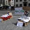 Die Aktivisten des Klimacamps veranstalteten am Montag eine Kunstaktion auf dem Augsburger Rathausplatz. Der Stadtregierung wurde ein Verschlafen der Klimakrise vorgehalten.    