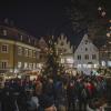 Stände des Landsberger Christkindlmarkts auf dem Hellmairplatz. Nach zwei Jahren Corona-Pause gibt es in diesem Jahr eine entzerrte Stadtweihnacht.