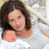 Mutter- und Kinderglück in Donauwörth – eine junge Mama mit ihrem Baby in derFrauenklinik. 	