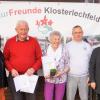 Anton Schweier (Zweiter von links) wurde für 65 Jahre und Sonja Remmelmair (Mitte) für 40 Jahre Vereinstreue geehrt. Dazu gratulierten Klosterlechfelds stellvertretende Bürgermeisterin Claudia Laerm (links), sowie stellvertretender Vorsitzender Maik Uster und Evi Geiger-Esser vom Landesverband der Naturfreunde.