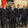 Der neue Vorstand der Feuerwehr Winterrieden mit Kreisbrandmeister Tobias Hiller (links) und Bürgermeister Hans-Peter Mayer (rechts). 	